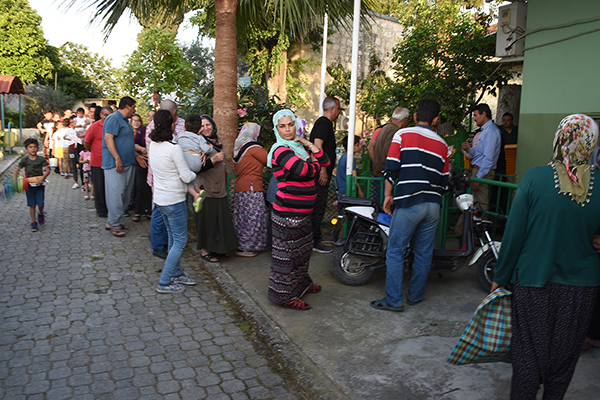 TARSUS BELEDİYESİNDEN GEZİCİ ARAÇLA İFTAR YEMEĞİ DAĞITIMI!