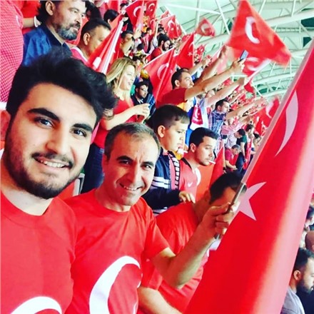 MURAT TARSUSLU KONYA’DA MİLLİ MAÇI İZLEDİ