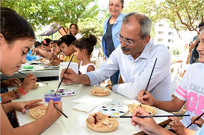 BAŞKAN BOZDOĞAN ÇOCUKLARLA BİRLİKTE ŞARKI SÖYLEYİP, SERAMİK BOYADI