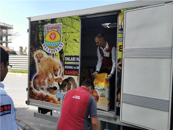 TARSUS’TA “PATİLİ DOSTLARA” 500 KİLO MAMA TOPLANDI