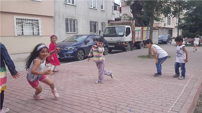PARKLAR KORUNAKSIZ…SOKAKLAR TEHLİKE DOLU!ÇOCUKLAR NEREDE OYNASIN???