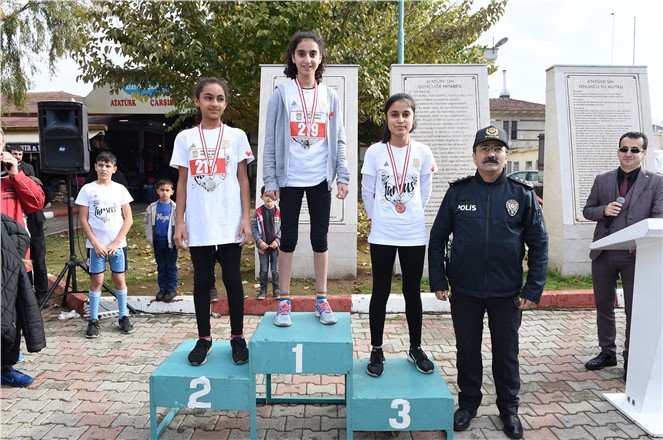 ÖĞRENCİLER KURTULUŞ KOŞUSU’NDA DERECEYE GİRMEK İÇİN KIYASIYA YARIŞTILAR