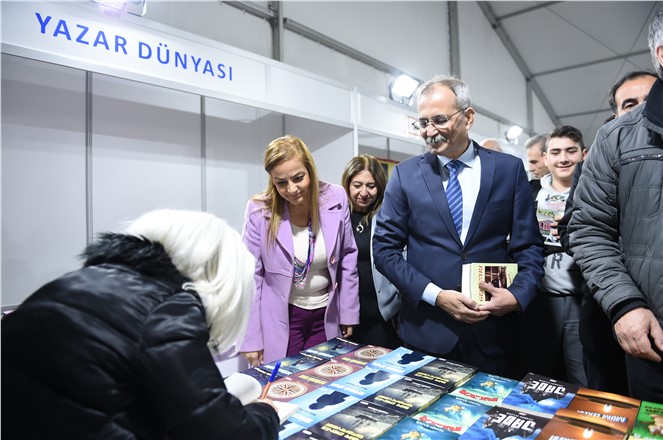 TARSUS KİTAP FUARI’NA İLK GÜNDEN BİNLERCE ZİYARETÇİ AKINI