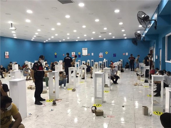 TARSUS’TA 112 KİŞİ KUMAR OYNARKEN YAKALANDI
