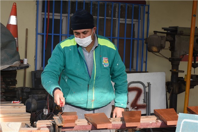 TARSUS BELEDİYESİ HURDAYA ATILAN MALZEMELERİ GERİ DÖNÜŞTÜRÜP HALKIN KULLANIMA SUNARAK BİNLERCE TL TASARRUF SAĞLIYOR.