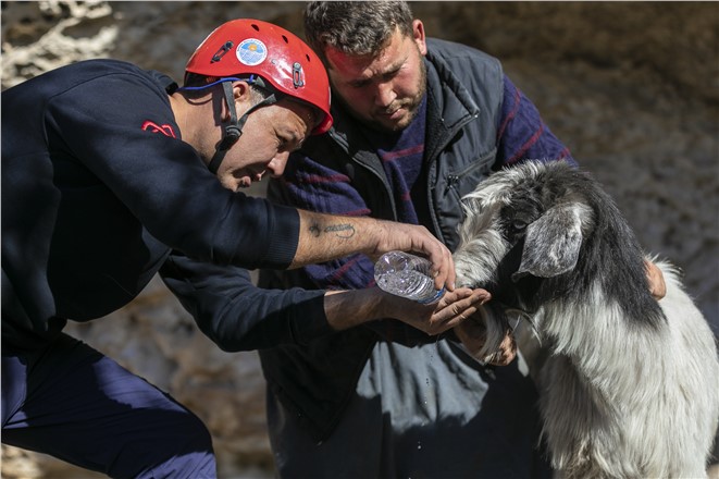 MERSİN İTFAİYESİ, 2 İLÇEDE 3 CAN KURTARDI